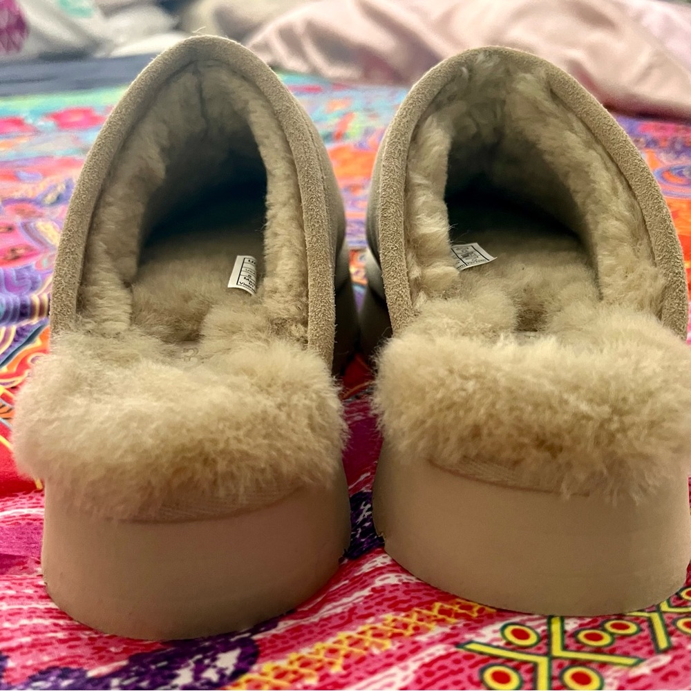UGG Discoquette Slide Slipper tan size 8
brand new
no box
never worn - Picture 3 of 8